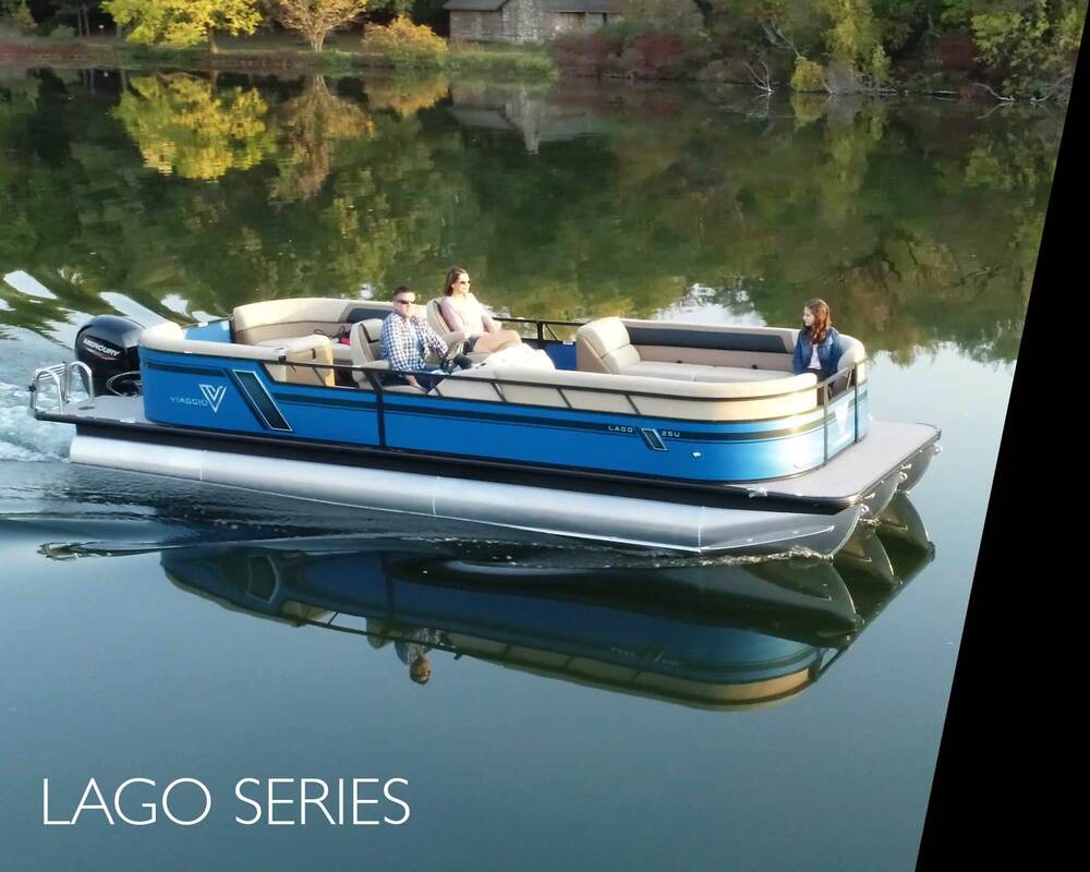 A blue pontoon boat with three people on board moves across a calm lake, surrounded by trees. Text reads "Lago Series.